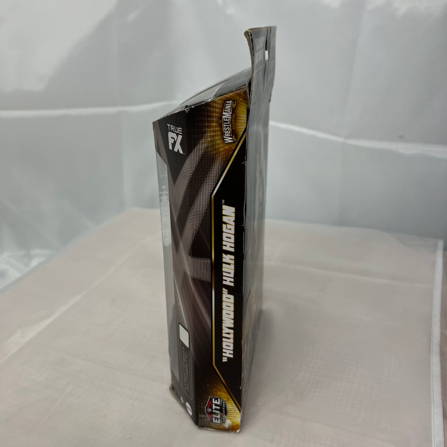 Hulk Hogan - WWE Elite Wrestlemania 39 Action Figure